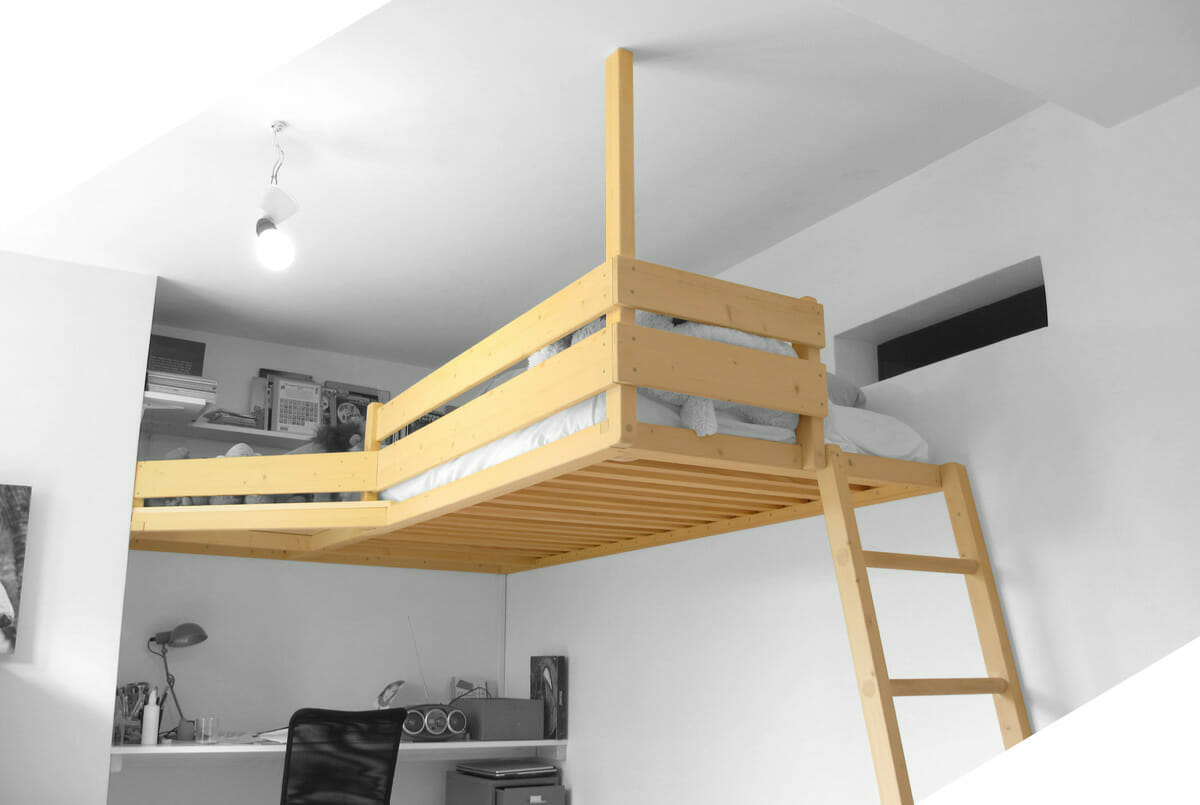 Mezzanine double outlet bed